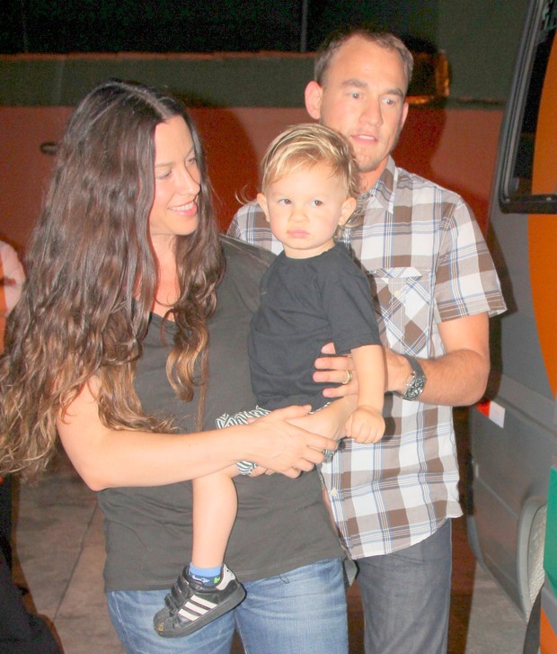 Alanis Morissette com o marido, Mario Treadway, e filho, Ever, em Belém (Foto: Wesley Costa/ Ag. News)