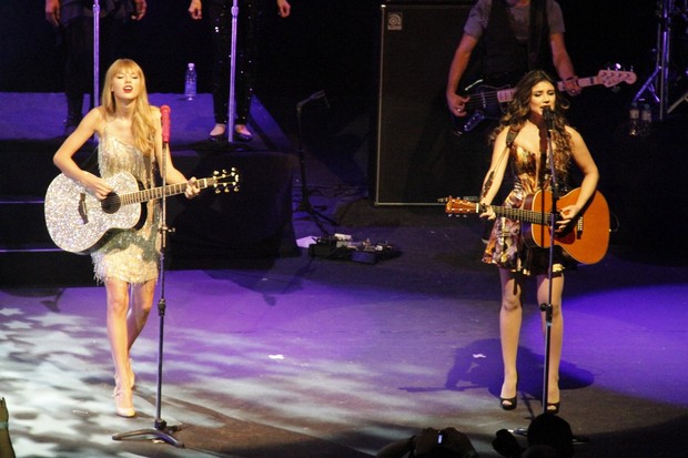 Taylor Swift e Paula Fernandaes em show no Rio (Foto: Isac Luz/ EGO)