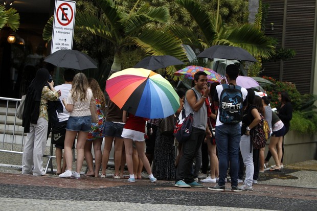 Fãs aguardam Taylor Swift aparecer no hotel (Foto: Gil Rodrigues /  FotoRioNews)
