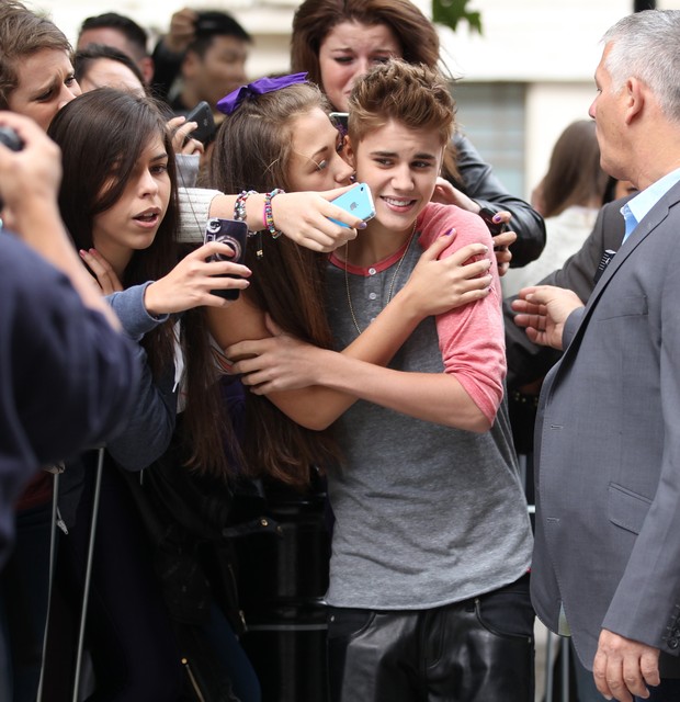 Justin Bieber é agarrado por fã em londres, na Inglaterra (Foto: Grosby Group/ Agência)