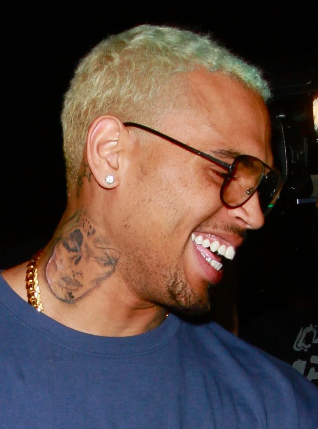 Chris Brown e sua nova tatuagem em Los Angeles, nos Estados Unidos (Foto: Grosby Group/ Agência)