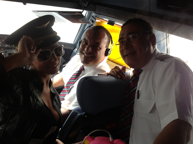 Latinete Joyce Pinheiro faz a alegria dos pilotos em cabine de avião (Foto: Divulgação)