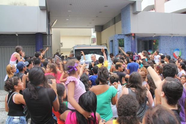 Integrantes da Banda e elenco da novela Rebeldes da Rede Record de Televisão, deixando o Hotel Hilton em Belém do Pará (Foto: Wesley Costa/Agnews)