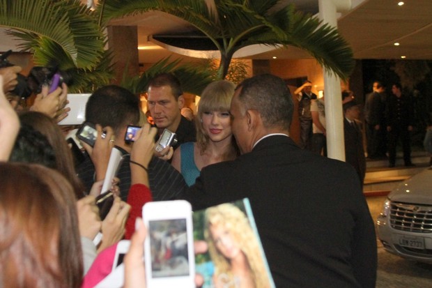 Taylor Swift atende fãs na porta do hotel, no Rio (Foto: Roberto Cristino e Marcello Sá Barreto / Foto Rio News)
