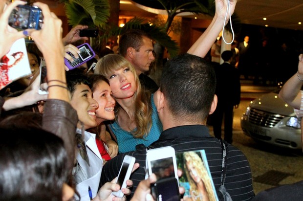 Taylor Swift atende fãs na porta do hotel, no Rio (Foto: Roberto Cristino e Marcello Sá Barreto / Foto Rio News)