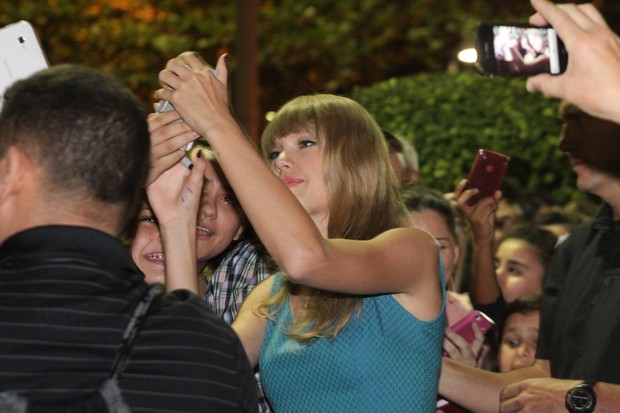 Taylor Swift atende fãs na porta do hotel, no Rio (Foto: Clayton Militão e Roberto Cristino / Foto Rio News)