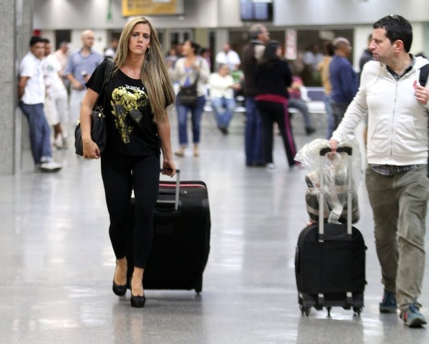 Denise Rocha, o Furacão da CPI, desembarca no aeroporto Tom Jobim, no Rio (Foto: Henrique Oliveira/ Ag. News)