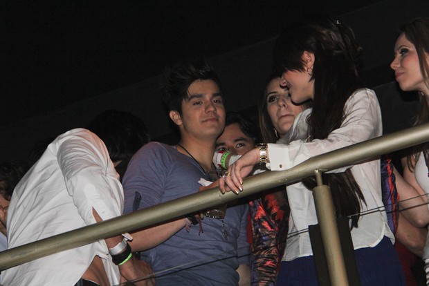 Luan Santana recebe carinho de morena em show em São Paulo (Foto: Milene Cardoso/ Ag. News)