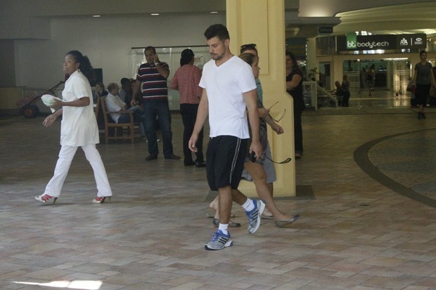Cauã Reymond saindo da academia na Barra da Tijuca, RJ (Foto: Yuri Souza / Agnews)