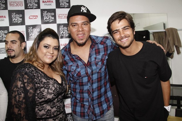 Preta Gil com Bruno, vocalista do Sorriso Maroto, e o ator Bernardo Mesquita em show no Rio (Foto: Isac Luz/ EGO)
