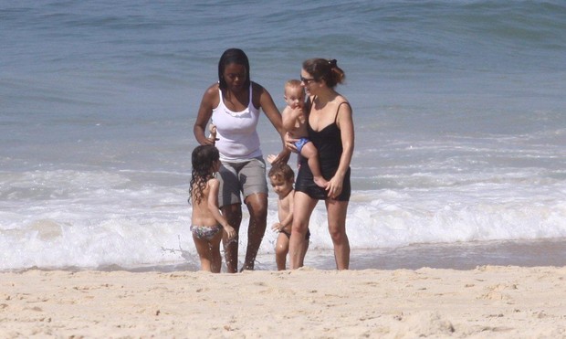 Claudia Abreu com os filhos na praia do Leblon (Foto: J. Humberto / AgNews)