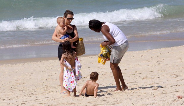 Claudia Abreu com os filhos na praia do Leblon (Foto: J. Humberto / AgNews)