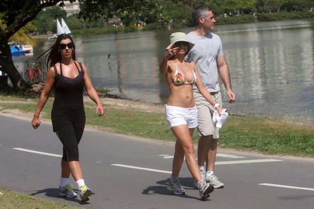 Ana Lima caminha com uma amiga e o namorado na Lagoa (Foto: Edson Teófilo / Foto Rio News)