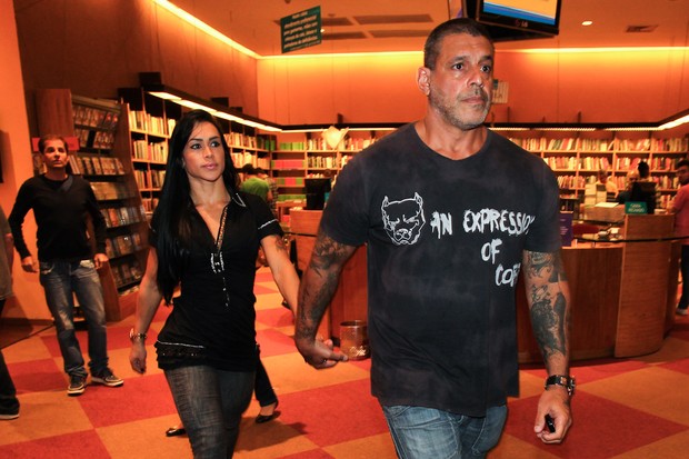 Alexandre Frota vai ao teatro com a mulher, Fabiana, em São Paulo (Foto: Manuela Scarpa/Foto Rio News)
