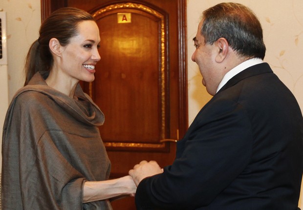 Angelina Jolie com ministro iraquiano (Foto: Reuters)