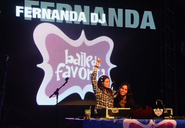 Fernanda Paes Leme e a DJ Helen Sancho no Baile da Favorita, no Rio (Foto: Ari Kaye / Divulgação)