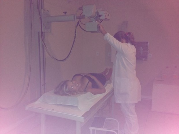 Andressa Urach faz raio x do bumbum para provar que não tem silicone (Foto: Divulgação)