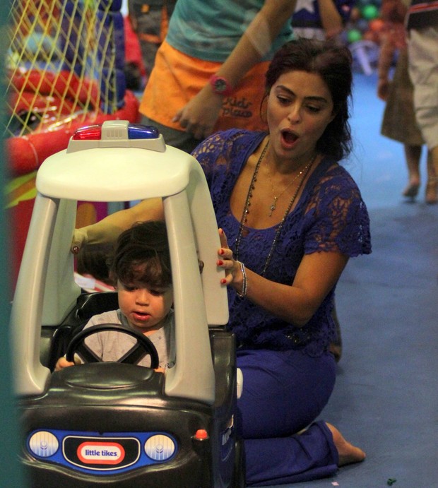 Juliana Paes com o filho no shopping (Foto: Marcus Pavão/ Ag. News)