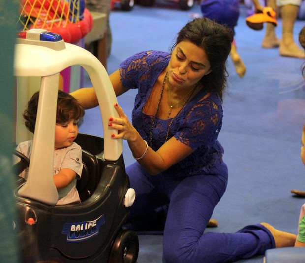 Juliana Paes com o filho no shopping (Foto: Marcus Pavão/ Ag. News)