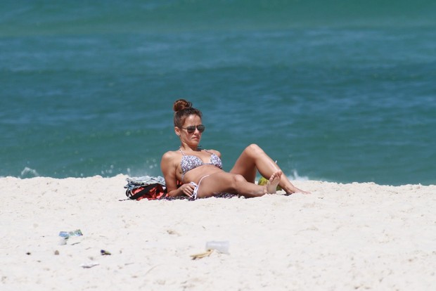 Fernanda de Freitas curte praia no Rio (Foto: Dilson Silva/Agnews)