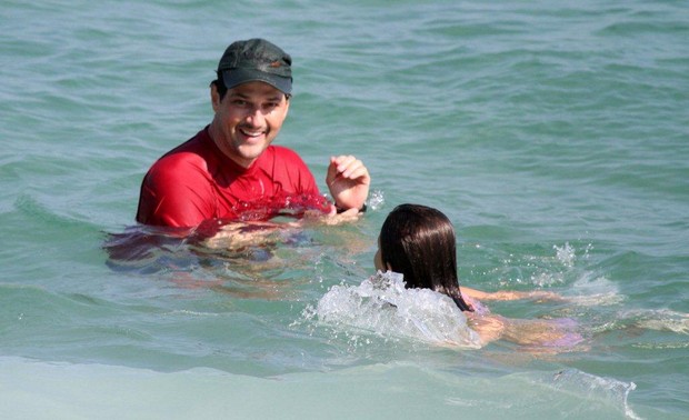 Marcelo Serrado com a filha na praia (Foto: André Freitas / AgNews)