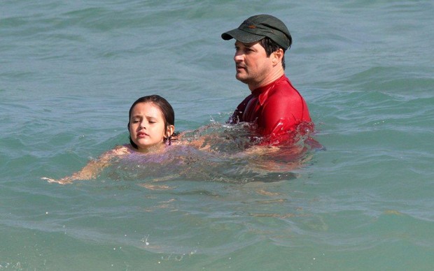 Marcelo Serrado com a filha na praia (Foto: André Freitas / AgNews)