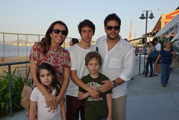 Ana Paula Araújo com a filha e Murilo  Benício e com os filhos (Foto: OZ / Divulgação)