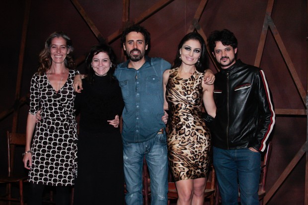 Franciely Freduzeski posa com elenco de sua peça, 'Exilados' (Foto: Marcos Ribas/Photo Rio News)