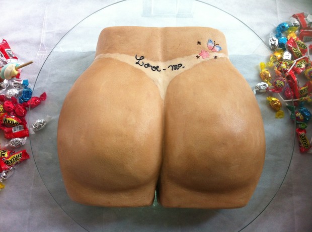 A Miss Bumbum Rosana Ferreira comemora aniversário com bolo em forma de bumbum (Foto: Divulgação / CO Assessoria)