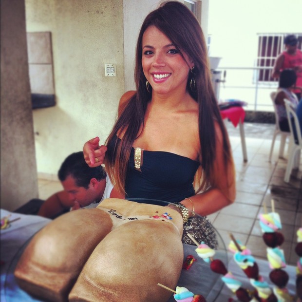 A Miss Bumbum Rosana Ferreira comemora aniversário com bolo em forma de bumbum (Foto: Divulgação / CO Assessoria)