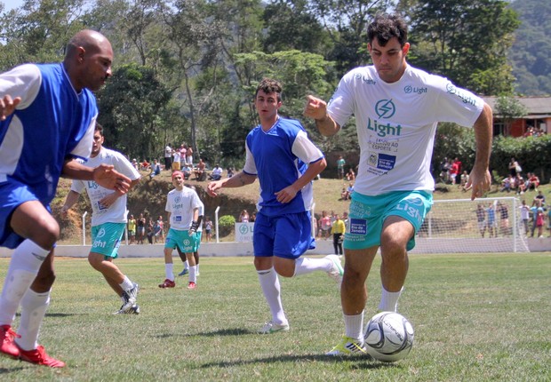 Juliano Cazarré participa de partida de futebol no interior do Rio (Foto: Cleomir Tavares/Divulgação)