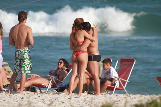 Nivea Stelmann namora em praia do Rio (Foto: Dilson Silva/Agnews)