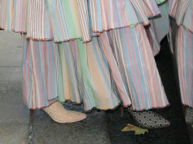 Lady Gaga com sapatos diferentes, em Londres (Foto: Brainpix)