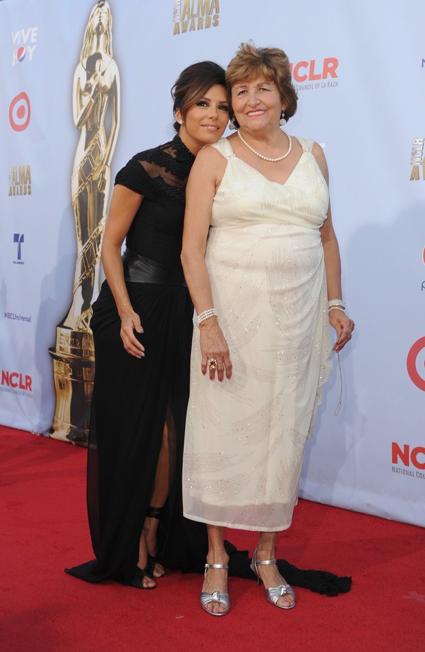 Eva Longoria com a mãe, Ela Eva Mirales, no ALMA Awards em Pasadena, na Califórnia, nos Estados Unidos (Foto: Alberto E. Rodriguez/ Getty Images/ Agência)