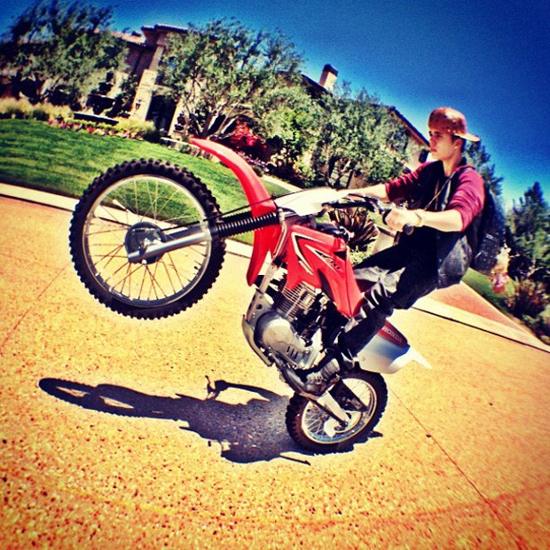 Justin Bieber posta foto empinando com uma moto (Foto: Instagram / Reprodução)