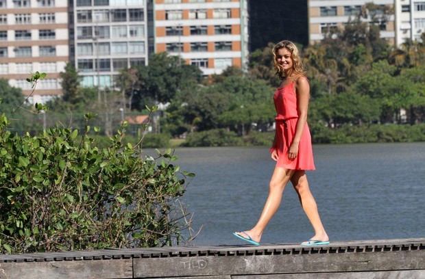 Sophie Charlotte grava comercial na Lagoa, RJ (Foto: Wallace Barbosa e André Freitas/AgNews)