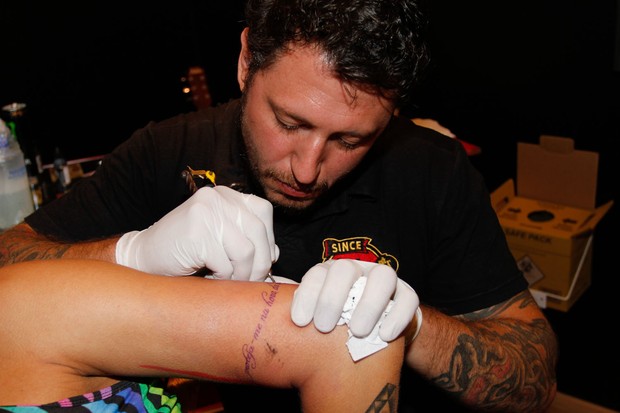 Juju Salimeni fazendo tatuagem (Foto: Thais Aline e Danilo Carvalho / AgNews)