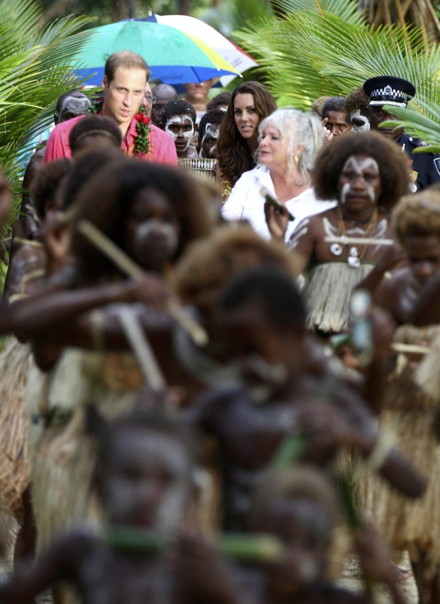 Kate Middleton e Príncipe William visitam Tuvanipupu Island (Foto: Reuters)