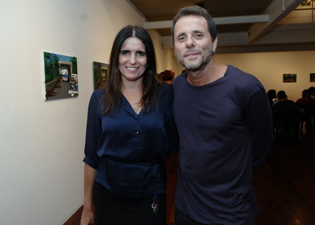 Malu Mader e Tony Bellotto na exposição “O Jogo dos sete erros”, em São Pauo (Foto: Francisco Cepeda / AgNews)