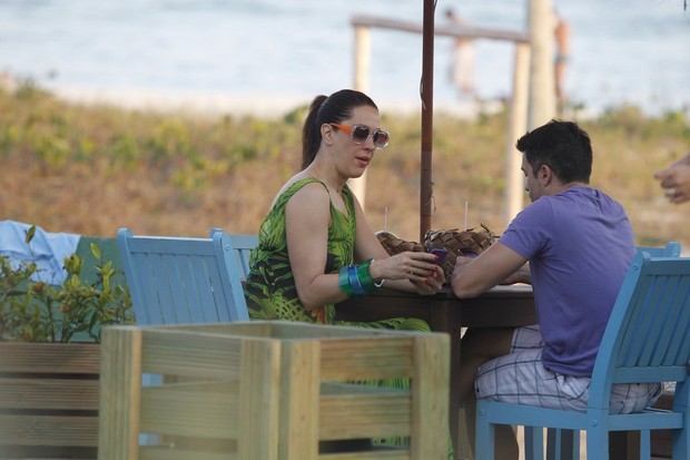 Claudia Raia e o namorado, Jarbas Homem de Mello, em quiosque da praia (Foto: Delson Silva / Ag News)