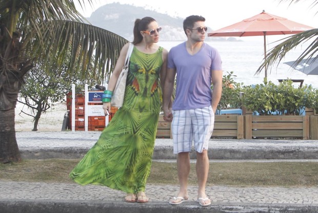 Claudia Raia e o namorado, Jarbas Homem de Mello, em quiosque da praia (Foto: Delson Silva / Ag News)