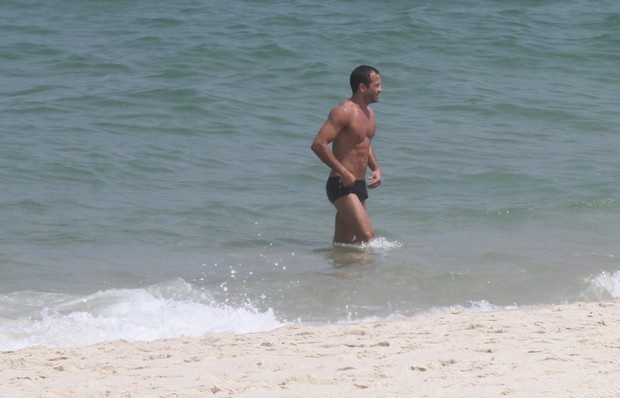 Malvino Salvador na praia da Barra (Foto: Fabio Martins / AgNews)