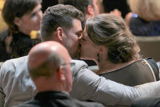 Cauã Reymond e Grazi Massafera se beijam em prêmio de cinema no Rio (Foto: Ag. News)
