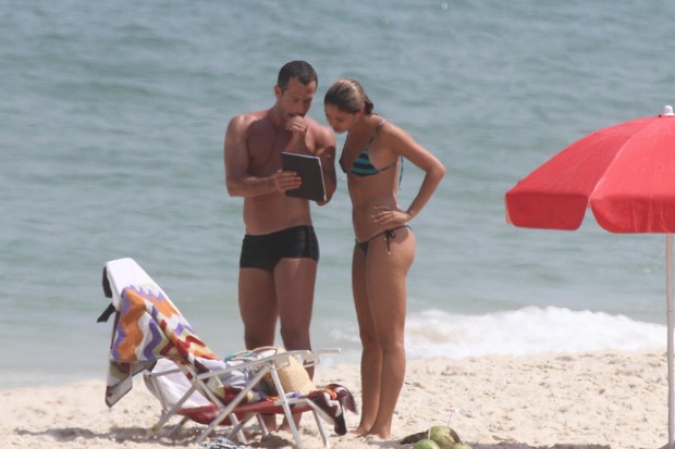 Malvino Salvador e Sophie Charlotte na praia da Barra (Foto: Fabio Martins / AgNews)