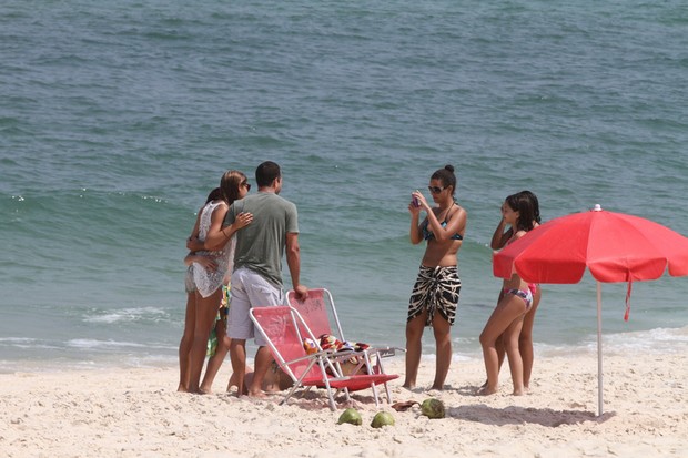 Malvino Salvador e Sophie Charlotte na praia da Barra (Foto: Fabio Martins / AgNews)