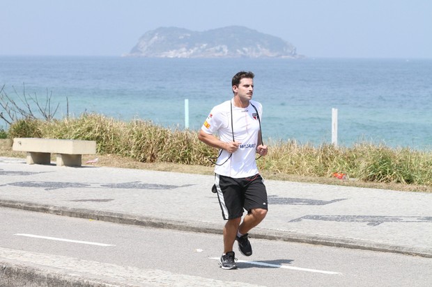 Henri Castelli corre na orla da Barra da Tijuca, RJ (Foto: Fabio Martins / AgNews)