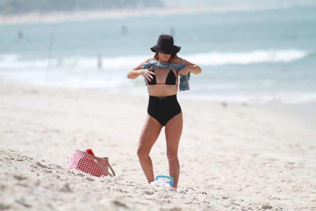 Giovanna Antonelli na praia (Foto: Dilson Silva/ Ag. News)