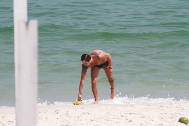 Paulinho Vilhena na praia da Barra da Tijuca, RJ (Foto: Dilson Silva / Agnews)