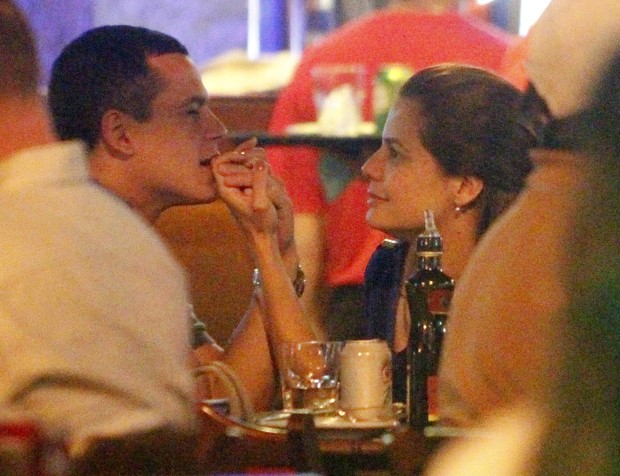 Nívea Stelmann com seu novo namorado, Leonardo Conrado, em bar no Rio (Foto: Delson Silva/ Ag. News)