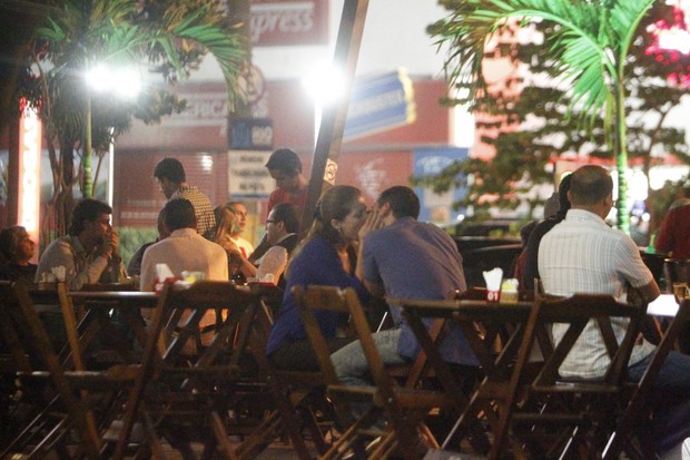 Nívea Stelmann com seu novo namorado, Leonardo Conrado, em bar no Rio (Foto: Delson Silva/ Ag. News)